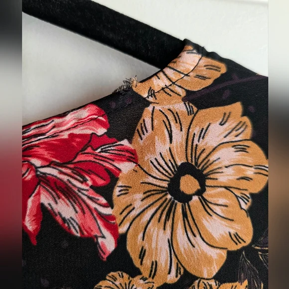 Maurices Flowy Black Floral Sleeveless Zip V-Neck Blouse - Plus Size 2X, EUC - Picture 7 of 7